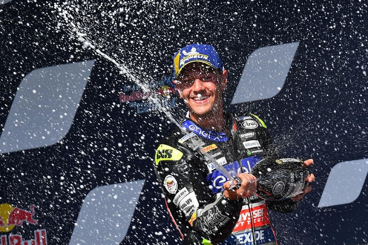 Dominique Aegerter sur le podium pour ses débuts en MotoE