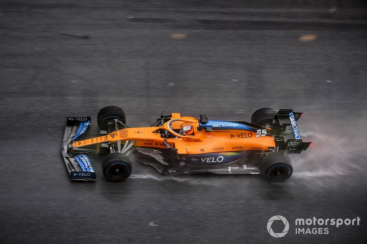¡Pole de Hamilton y brillante tercer puesto de Sainz bajo el diluvio!