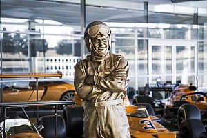 McLaren onthult standbeeld Bruce McLaren op vijftigste sterfdag