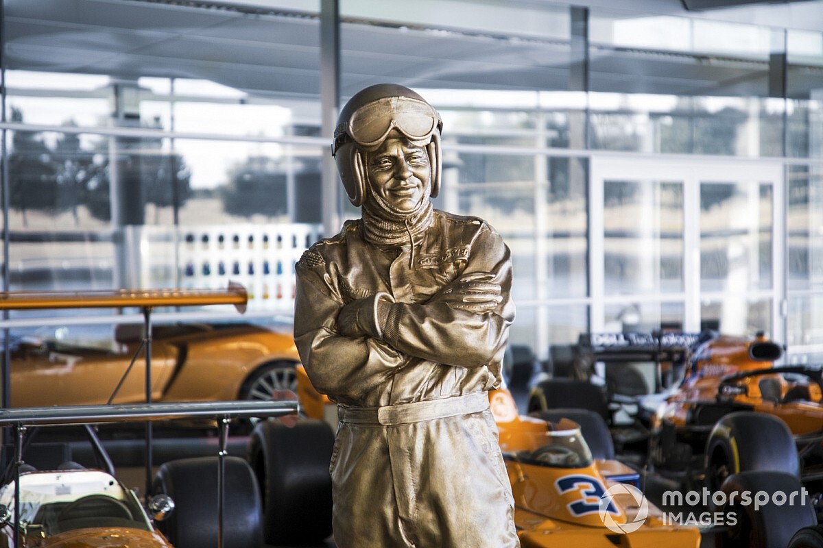 McLaren onthult standbeeld Bruce McLaren op vijftigste sterfdag