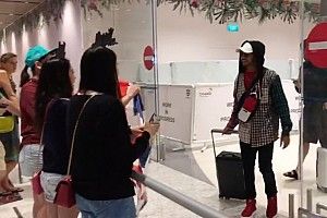 VIDEO: Así han recibido a Hamilton a su llegada a Singapur