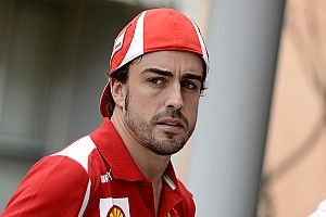 Alonso kiakad Rosbergre, és mutogat neki: videó