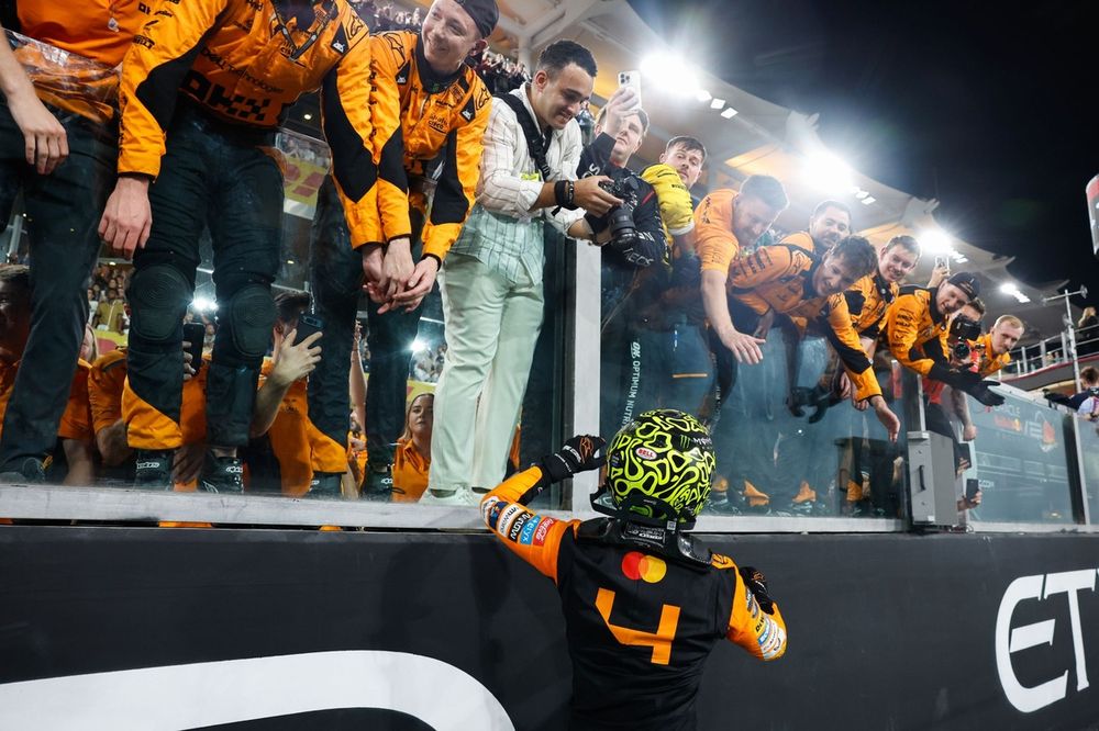 Lando Norris, McLaren F1 Team, celebrando la victoria con sus compa&ntilde;eros de McLaren