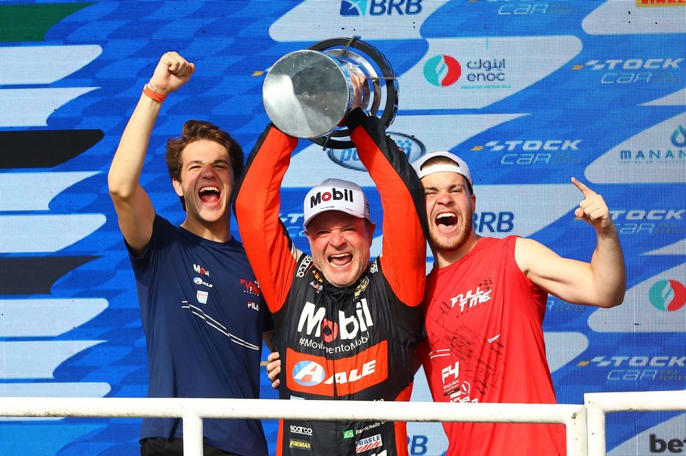 Dudu, Rubens e Fefo Barrichello celebram o título de 2022