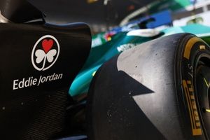 Aston Martin lleva a Eddie Jordan en su coche en el GP de China