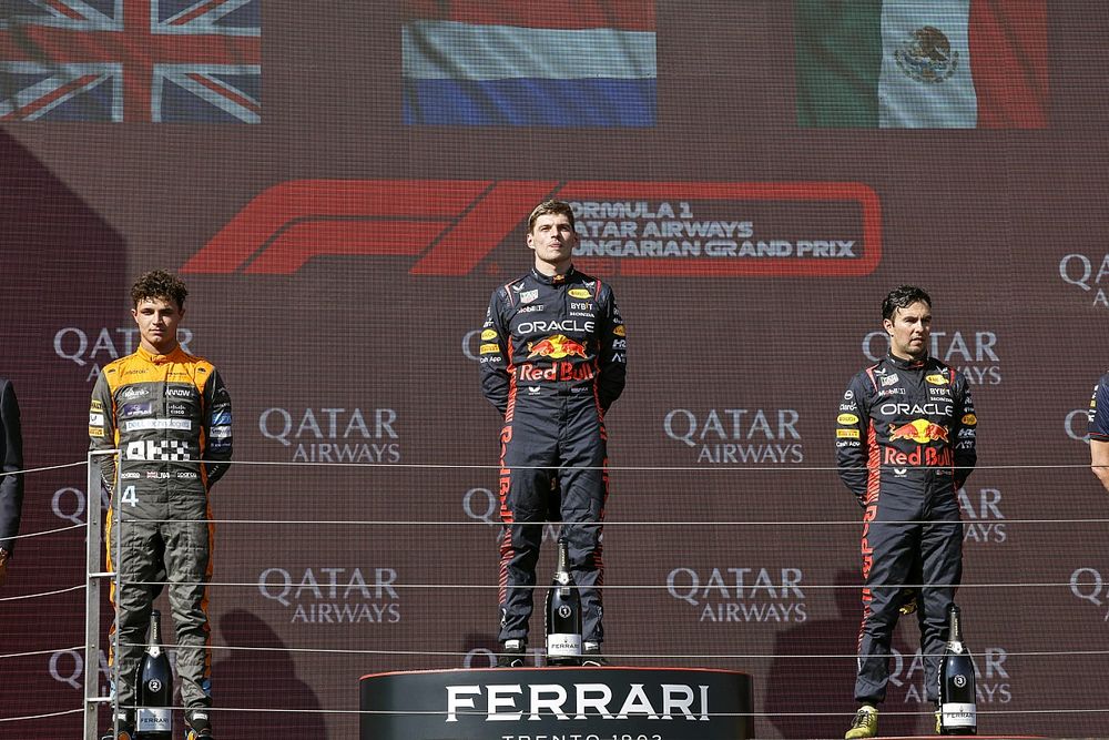 Podio: segundo lugar Lando Norris, McLaren, ganador Max Verstappen, Red Bull Racing, tercer lugar Sergio Pérez, Red Bull Racing