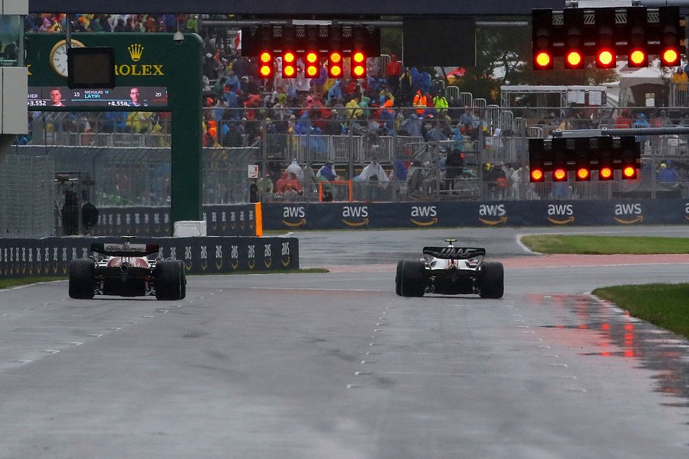 Mick Schumacher, Haas VF-22, Zhou Guanyu, Alfa Romeo C42 y las luces de salida