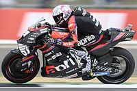 Aleix Espargaro loopt hielbeenbreuk op bij zware crash op Silverstone
