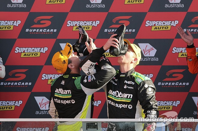 Лаундес выиграл Bathurst 1000 после того, как у его главного соперника свело ногу