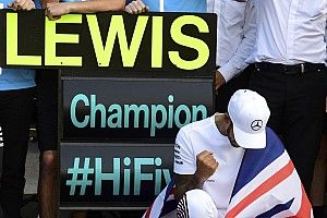 Képeken az ötszörös F1-es világbajnok Hamilton ünneplése Mexikóból