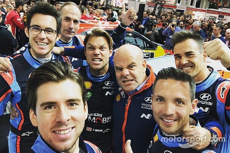 Thierri Neuville, Carlos del Barrio, Andreas Mikkelsen,
Andrea Adamo, Team Director, Hyundai Motorsport, Dani Sordo, Anders Jäger e Nicolas Gilsoul