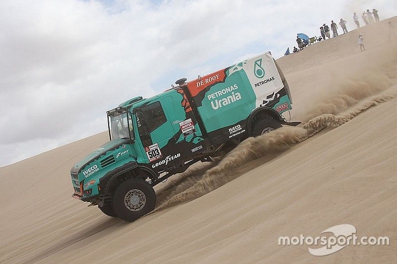 Dakar 2019: De Rooy rompe lo sterzo su una duna, ma non si arrende