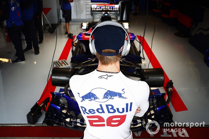 Így hullottak az F1-es autók Hartley előtt Amerikában: mint egy videójáték