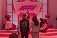 La típica boda en Las Vegas... ¡oficiada por Valtteri Bottas!