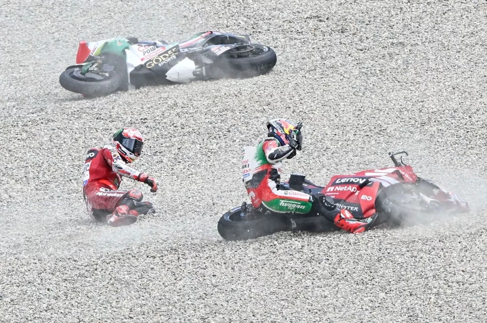 Chute de Johann Zarco, Team LCR Honda, et Francesco Bagnaia, Ducati Team