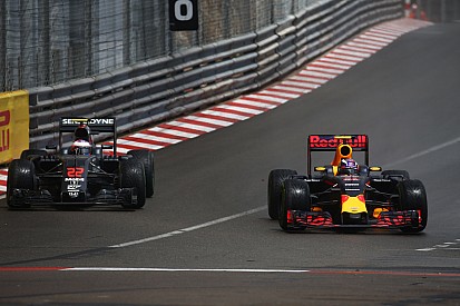 Button: "Verstappen şimdiye kadarki en iyi F1 pilotlarından birisi"