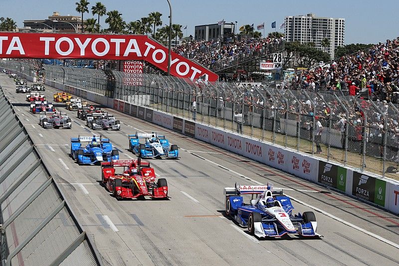 Start: Helio Castroneves, Team Penske Chevrolet leads