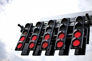 Dal GP del Bahrain di F1 la FIA introduce una nuova fila di semafori a metà griglia