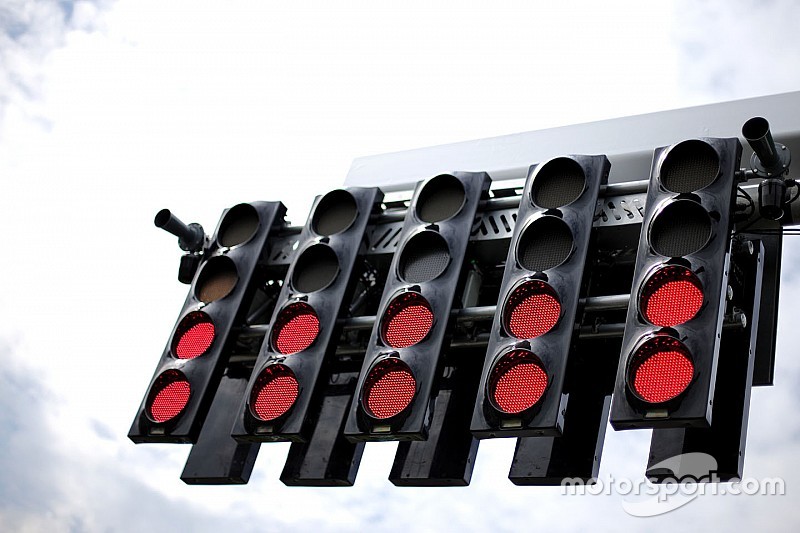 Dal GP del Bahrain di F1 la FIA introduce una nuova fila di semafori a metà griglia