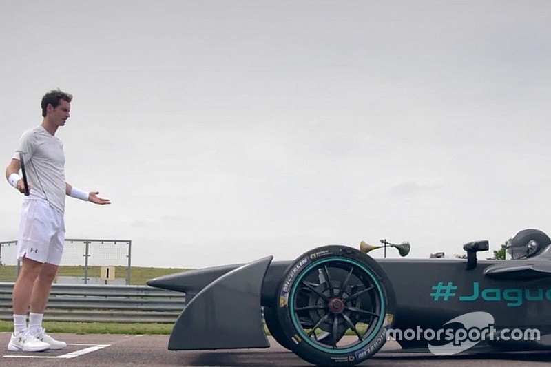 Video, l'inedita Jaguar elettrica si dà al… Tennis!