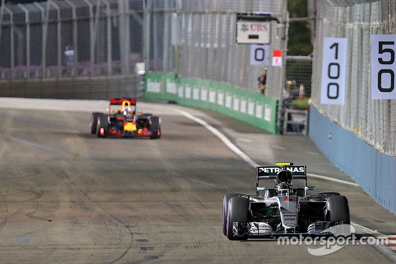Mercedes drivers didn't have brake problems in Singapore