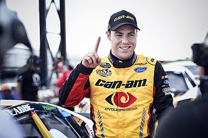 Alex Labbé gagne en série NASCAR Pinty’s à l’Autodrome Chaudière