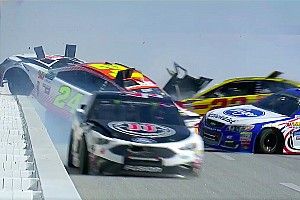 VÍDEO: Acidente na NASCAR envolve 18 carros e 2 capotagens