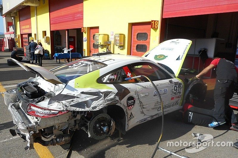 La Porsche 911 GT3 Cup di Ivan Jacoma, Ghinzani Arco Motorsport dopo l'incidente