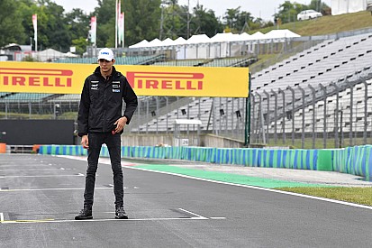 Ocon arcra adott F1-es aláírást a Hungaroringen