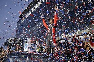 Kurt Busch vince la Daytona 500 all'ultimo giro