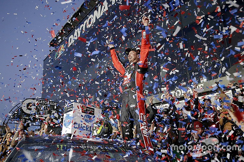 Kurt Busch vince la Daytona 500 all'ultimo giro