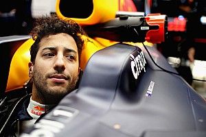 Pérez e Ricciardo são advertidos por atraso em cerimônia