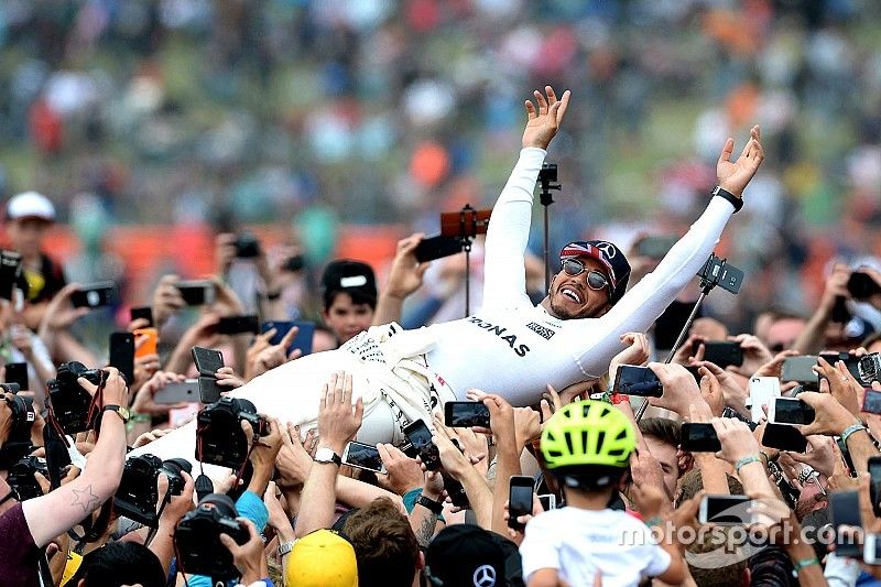 Race winnaar Lewis Hamilton, Mercedes AMG F1 viert zijn overwinning met fans