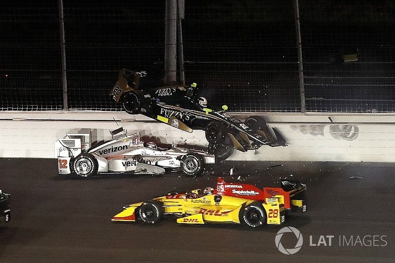 Accident : Ryan Hunter-Reay, Andretti Autosport Honda, Will Power, Team Penske Chevrolet, Ed Carpenter, Ed Carpenter Racing Chevrolet