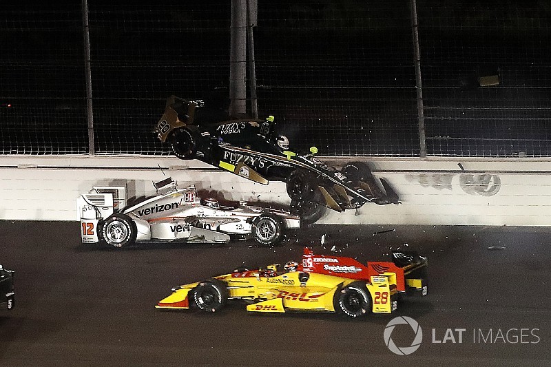 Une piste glissante met Power, Carpenter et Sato au tapis