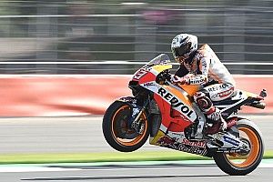 Pole de récord para Márquez y Rossi segundo en Silverstone
