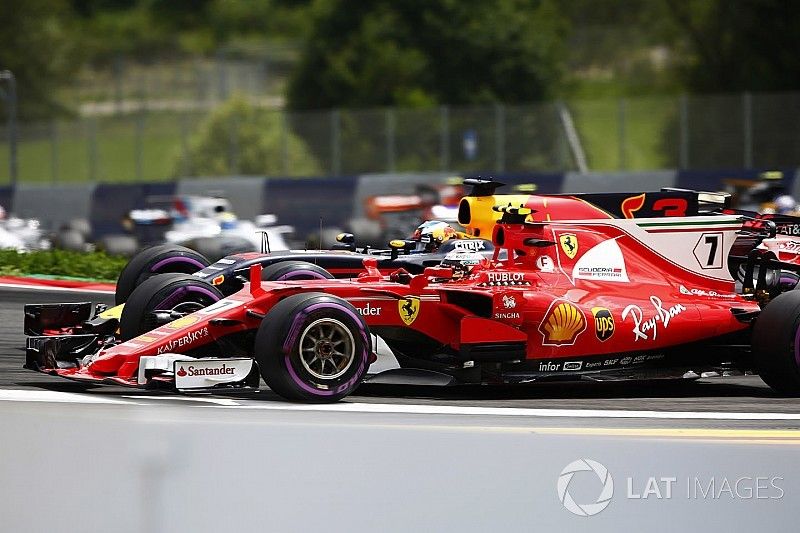 Kimi Raikkonen, Ferrari SF70H, Daniel Ricciardo, Red Bull Racing RB13