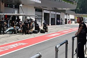 «Отвечать на пит-стоп Mercedes было бессмысленно». Хорнер объяснил тактические решения Red Bull