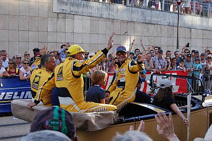 GALERIA: festa da torcida no desfile dos pilotos em Le Mans