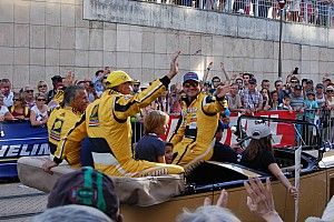 GALERIA: festa da torcida no desfile dos pilotos em Le Mans