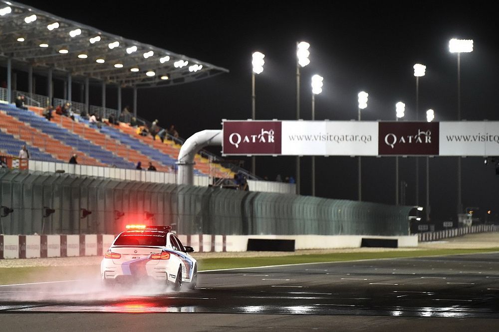 BMW Safety Car sul tracciato bagnato per l'ispezione della pista