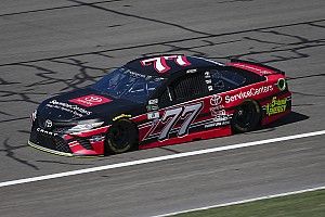 Erik Jones lidera la segunda práctica en Fontana