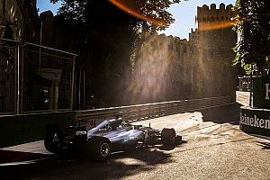 Lindo cenário e Hamilton superando Senna; o sábado em Baku
