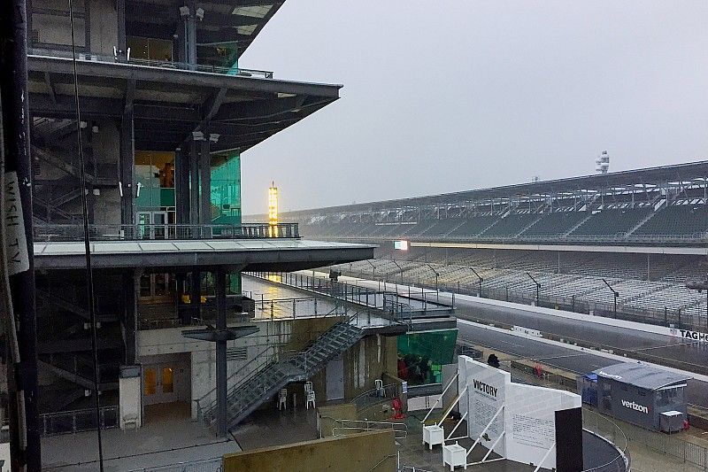 La lluvia cae en el Indianapolis Motor Speedway