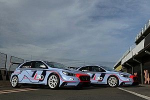 Debut Hyundai i30 N TCR bersama Tarquini dan Menu