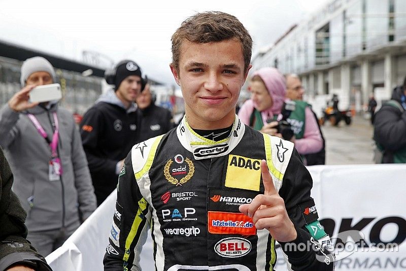 Ganador de la carrera Lando Norris, Carlin Dallara F317 - Volkswagen