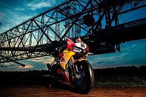 Fotoshooting: Honda-Superbike trifft größte Maschine der Welt