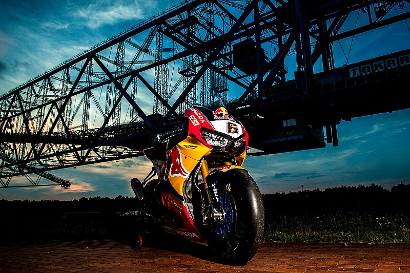 Fotoshooting: Honda-Superbike trifft größte Maschine der Welt