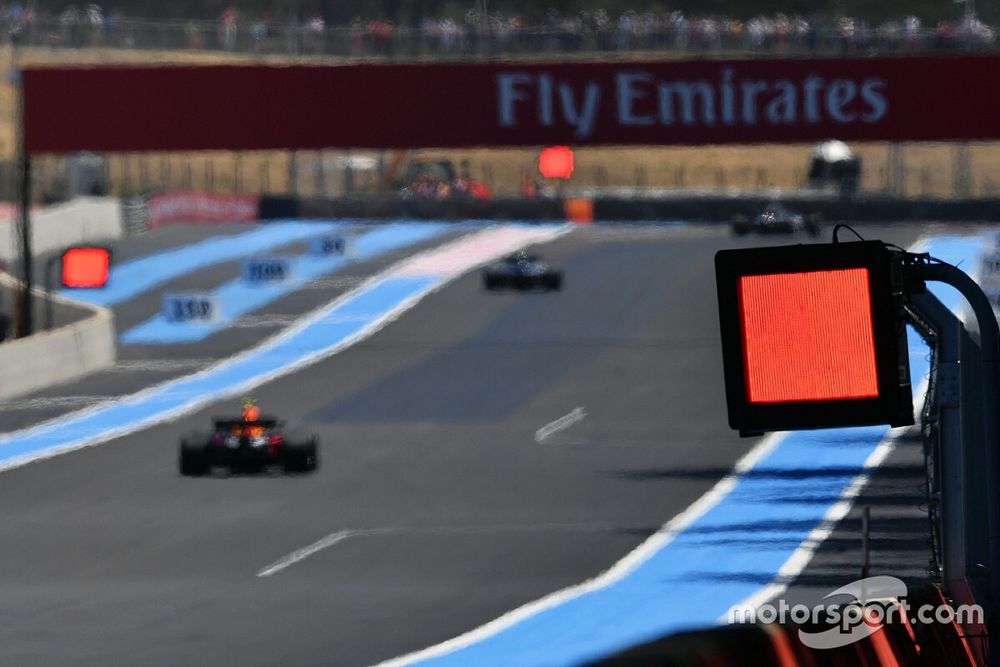 Pannelli luminosi obbligatori nei circuiti di F1 e MotoGP dal 2022