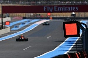 Pannelli luminosi obbligatori nei circuiti di F1 e MotoGP dal 2022